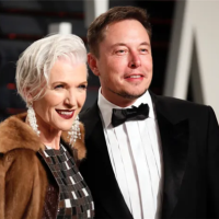 马斯克母亲不满儿子富豪标签：他是天才