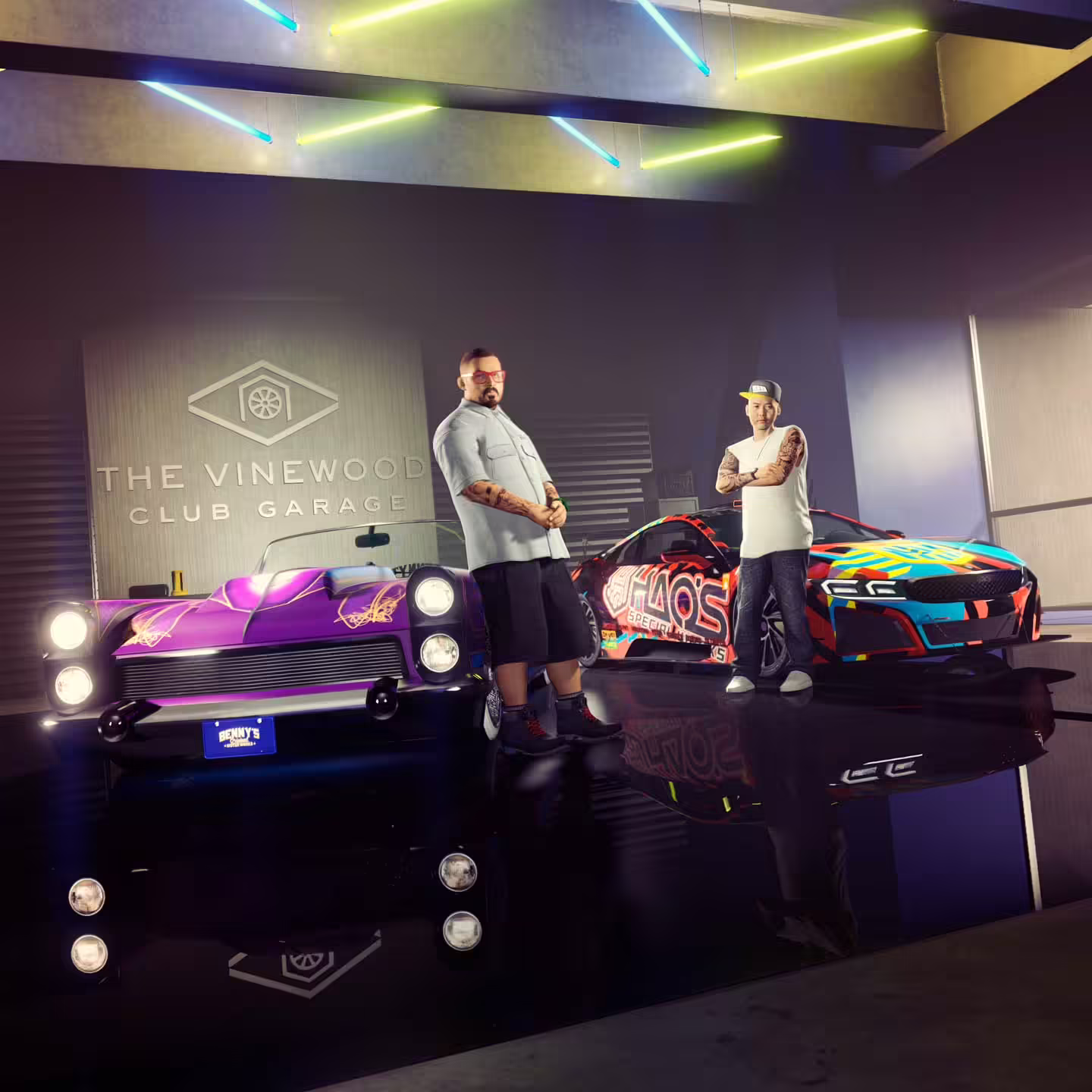 好麦坞俱乐部车库内的 Benny 和 Hao 站在他们改装的车辆旁边。