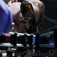 科学家发现将量子计算机组件缩小1000倍的方法