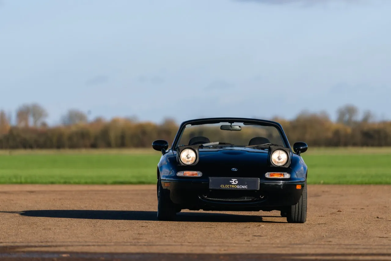 经典跑车“重生”：马自达 MX-5 Miata 被改造成电动汽车