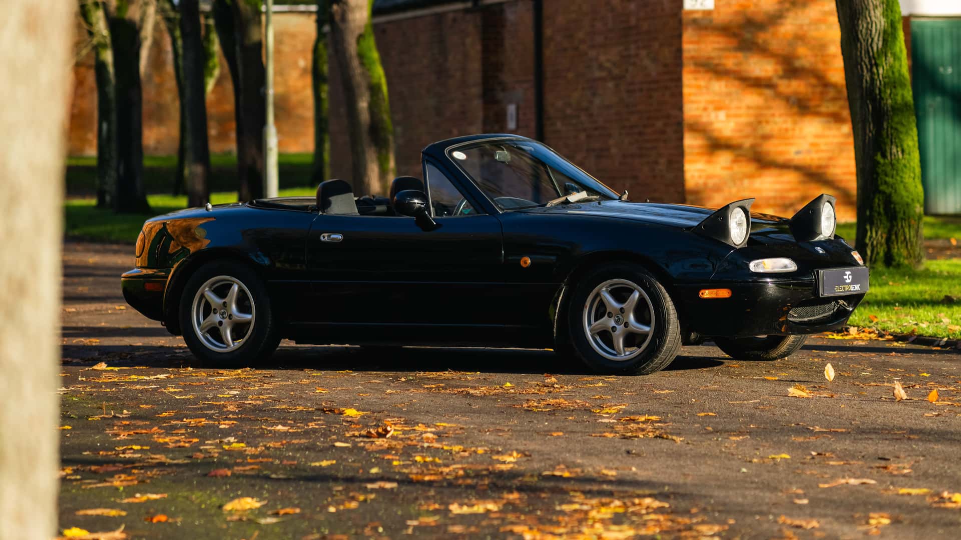 经典跑车“重生”：马自达 MX-5 Miata 被改造成电动汽车