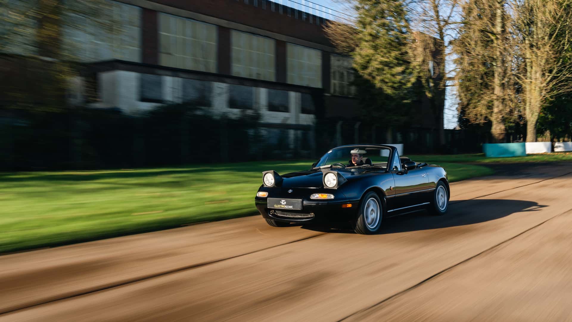 经典跑车“重生”：马自达 MX-5 Miata 被改造成电动汽车