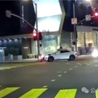 全球首例！Robotaxi与机器人街头相撞 沉默一分钟淡定离场