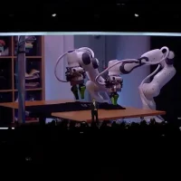 丰田正在教机械臂折叠T恤衫