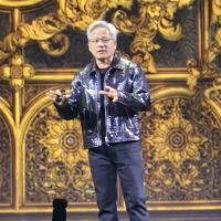 黄仁勋身着新皮衣亮相：手持RTX 5090闪耀全场！