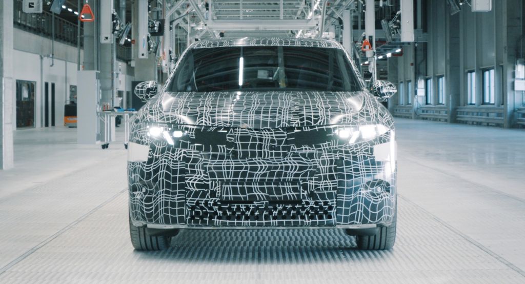 宝马展示全景显示屏