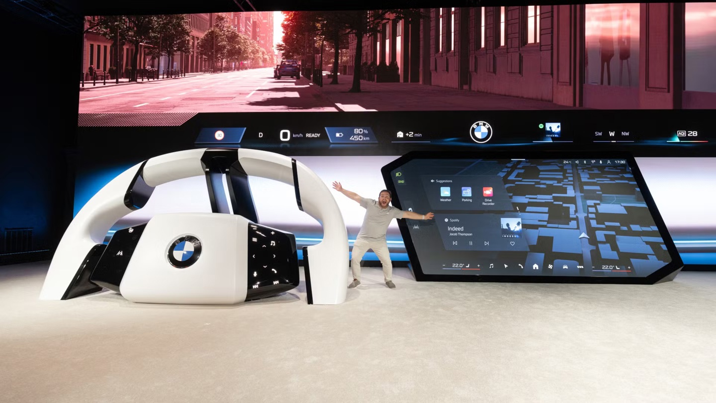 宝马展示全景显示屏