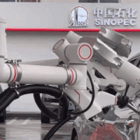 起猛了！机器人会加油了：120秒开盖、拧油箱、加油一气呵成