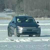 2025 款特斯拉 Model Y 无伪装谍照流出：前后采用贯穿式灯组