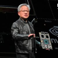 英伟达 RTX 5090 高价引争议：黄仁勋称发烧友不差钱，性能才是关键