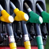 废除“绿色新政”！美国宣布撤销电动车补助：大规模开采石油