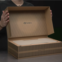 老黄寄语！RTX 5090公版卡首发开盒：“大棒骨”纸质包装、对比RTX 4090小鸟依人