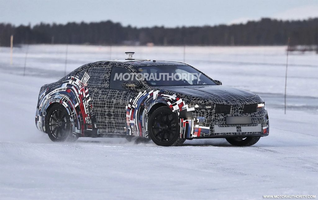 宝马 M3 纯电版冬测图曝光，700 马力四电机性能怪兽