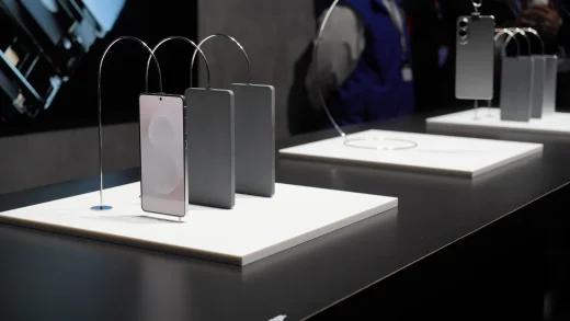 三星 Galaxy S25 Edge 在产品发布会现场展出