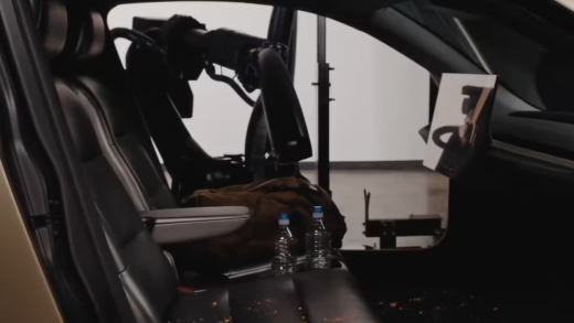 特斯拉展示自动机械臂整备Cybercab出租车 全程无需人类参与