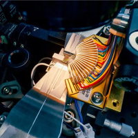 全球第一台可扩展光量子计算机问世：35颗光子芯片、13公里光纤