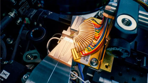 全球第一台可扩展光量子计算机问世：35颗光子芯片、13公里光纤