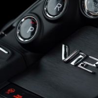 阿斯顿・马丁 V-12 发动机面临淘汰，CEO 透露小批量“求生”策略