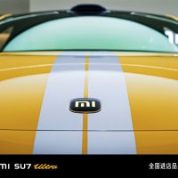 网友担心小米SU7 Ultra金车标会被人抠走 小米王化：这“很刑”