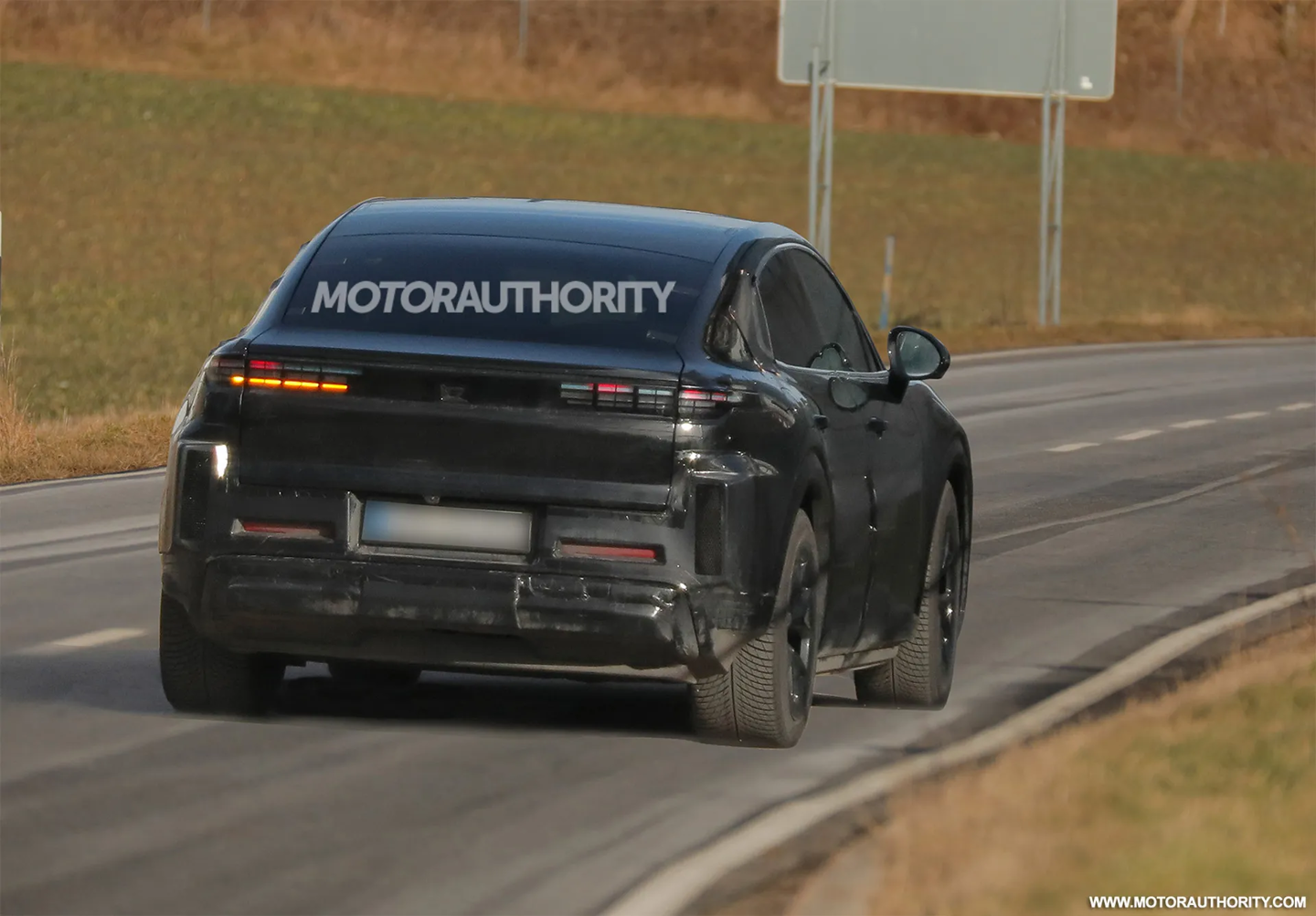 保时捷卡宴 Coupe EV 谍照首曝：有望搭载四电机系统