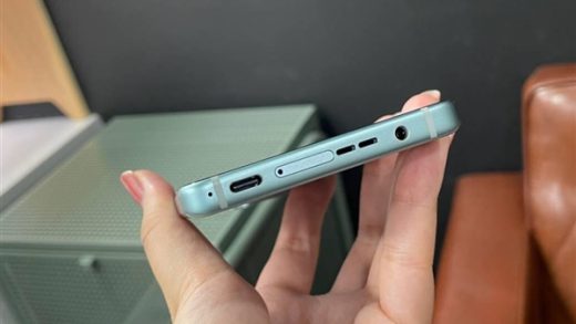 蛇年第一款Ultra惊现3.5mm耳机孔！华硕Zenfone 12 Ultra图赏