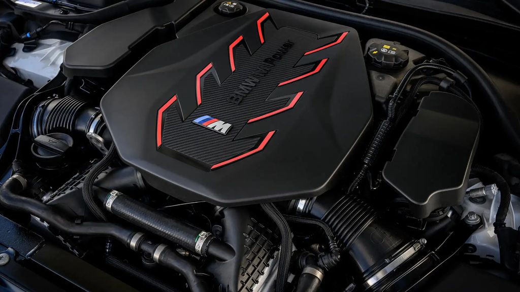 V8 引擎不死！宝马誓守燃油车阵地