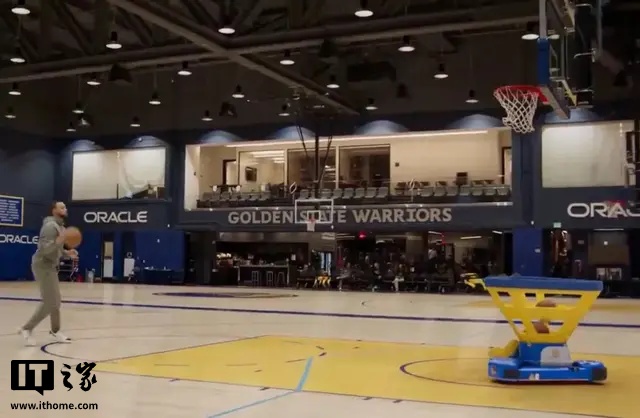AI 机器人亮相 NBA 赛场，成库里投篮搭档