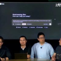 马斯克成点头机器人 Grok-3发布会坐C位的两个华人是谁？