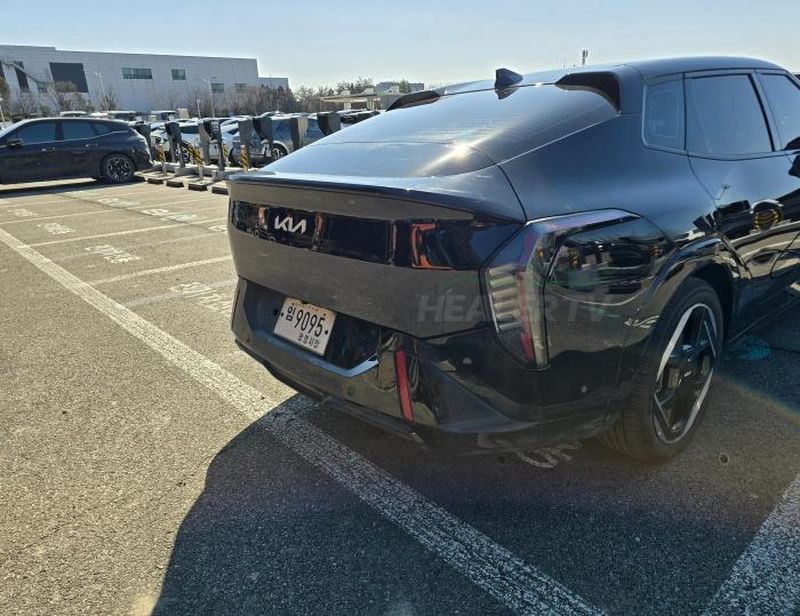 起亚 GT Line 版 EV4 电动轿车实车照曝光:创新虎颜,星图灯效 起亚 GT Line 版 EV4 电动轿车实车照曝光:创新虎颜,星图灯效