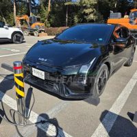 起亚 GT Line 版 EV4 电动轿车实车照曝光：创新虎颜，星图灯效