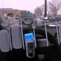 特斯拉FSD13.2.x版本真实测评：自动泊车、雪地驾驶能力显著提高