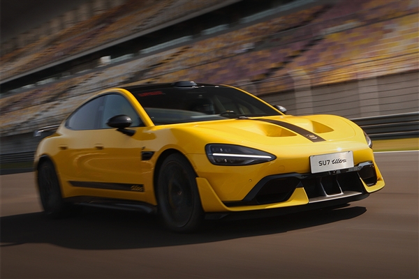 雷军在工厂等车主！小米SU7 Ultra明天交付 网友：千亿总裁开车门