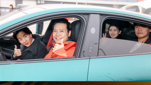 千亿CEO亲自开车！雷军给小米SU7 Ultra首批车主当司机：赠送24K金碳纤维logo