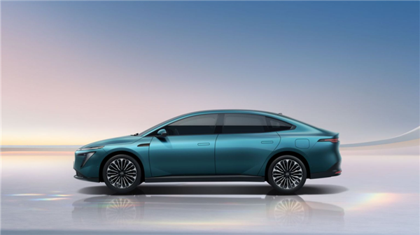 雷军回应小米SU7发布会被对比：感谢同行对小米汽车技术的认可