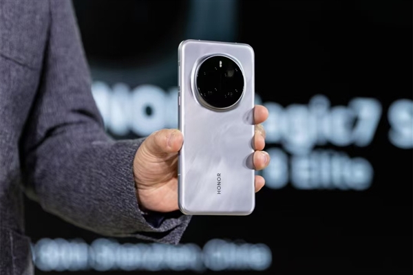 荣耀宣布投入100亿美元发力AI!一图读懂荣耀阿尔法战略