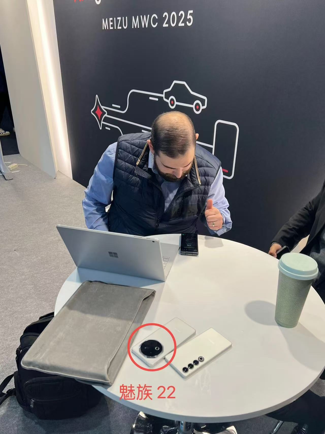 魅族神秘白色新机现身MWC 疑似魅族22