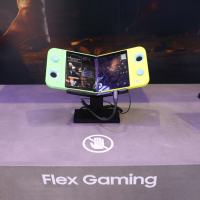 三星MWC 2025展示代号“Flex Gaming”概念折叠屏掌机