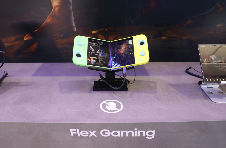 三星MWC 2025展示代号“Flex Gaming”概念折叠屏掌机