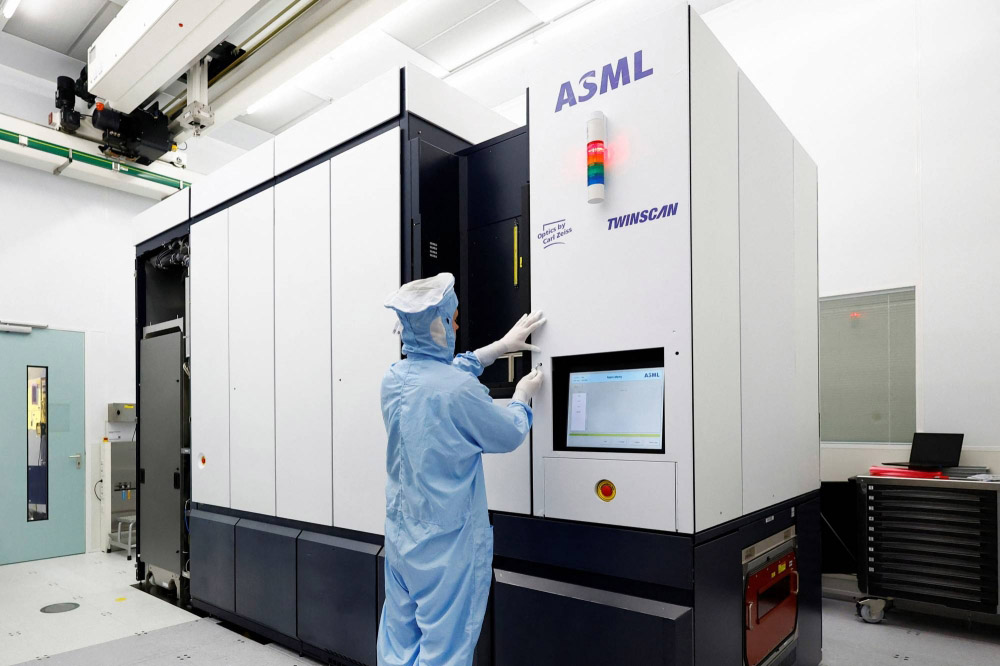ASML-DUV-machinery.jpg