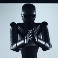 印度第一台量产人形机器人Spaceo亮相：手臂长达2米 载荷200公斤