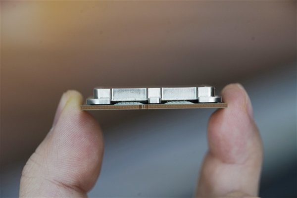 AMD最强游戏CPU!锐龙9 9950X3D处理器图赏