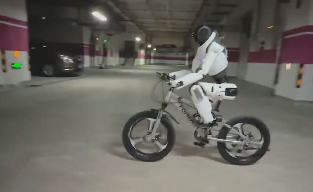 智元机器人发布灵犀X2机器人：毫秒级交互反应能力