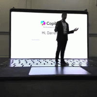 微软在英举办 AI 巡展，巨型 Surface 笔记本吸睛