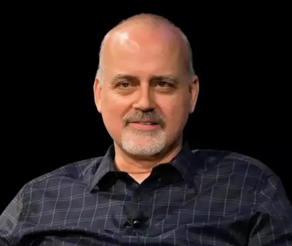 苹果重组AI团队，“Vision Pro之父”接管Siri