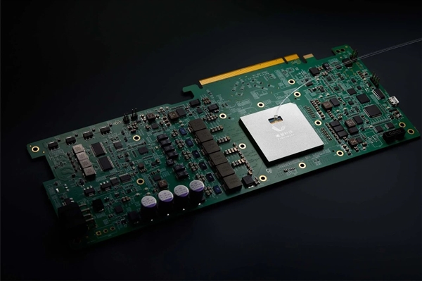 比GPU快几百倍！曦智科技首发新一代光电混合计算卡：128×128光子矩阵