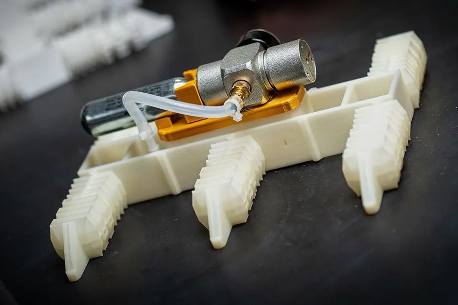 新型气动六足机器人由3D打印制成 体积小巧又柔软