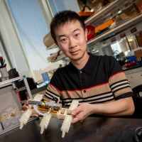 新型气动六足机器人由3D打印制成 体积小巧又柔软