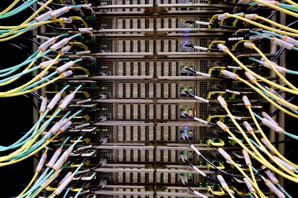 吞吐量30倍提升！NVIDIA秀Blackwell性能：打破MLPerf记录居第一