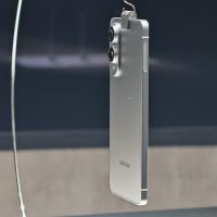 兜兜转转又回来了！厂商集体推进轻薄手机：用户受够半斤机了