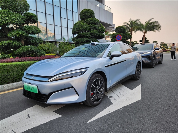 超千匹马力零百2.7秒！比亚迪汉L上市：20.98万起